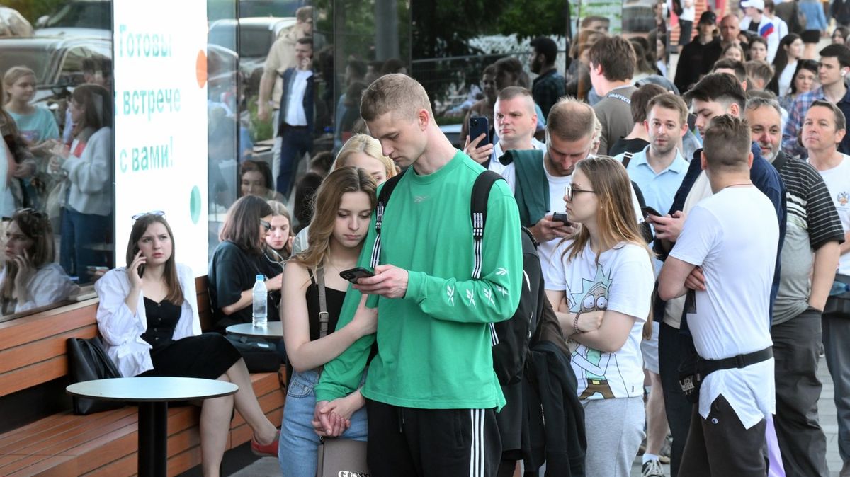 Fotky: Takhle Rusové čekali obří frontu na „nové“ hamburgery